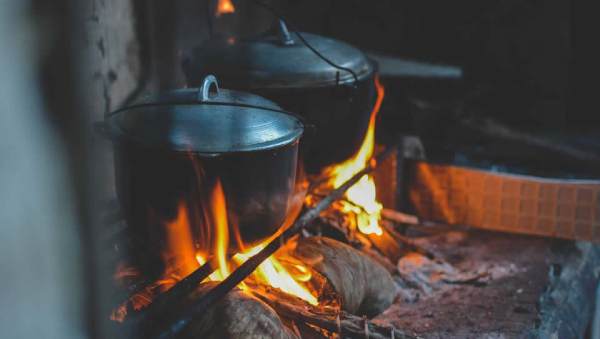nhìn thấy bếp lửa