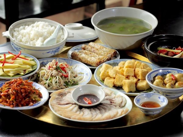 Nằm mơ thấy ăn cơm thường báo hiệu điều gì?