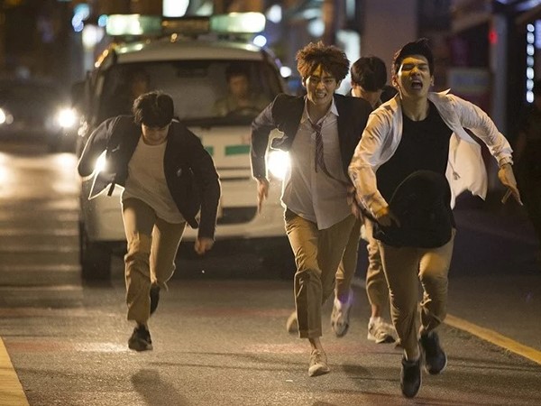 Nằm mơ thấy mình bị đuổi bắt là điềm gì, đen hay đỏ?